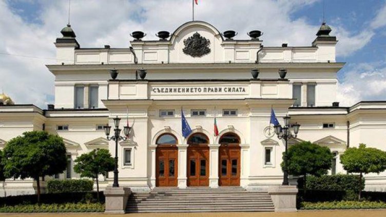 Депутатите размислиха, няма да намаляват заплатите си