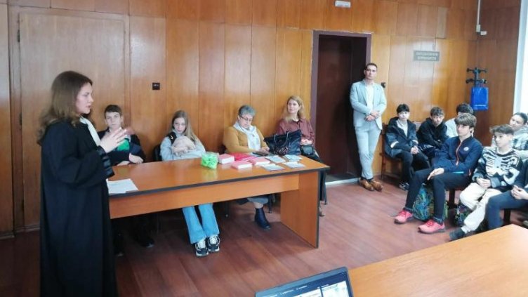 Съдии и експерти към учениците: Дилърите на дрога опитват всячески да стигнат до вас