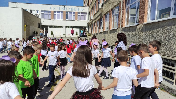 В СУ „Гео Милев" във Варна друснаха „Азбучно хоро“