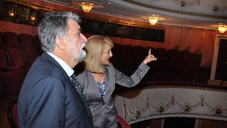 МИНИСТЪРЪТ НА КУЛТУРАТА ВЕЖДИ РАШИДОВ РАЗГЛЕДА ОБНОВЕНАТА СГРАДА НА ОПЕРАТА ВЪВ ВАРНА, заедно с директорката на ТМПЦ – Варна Даниела Димова. Снимка ПЛАМЕН ГУТИНОВ