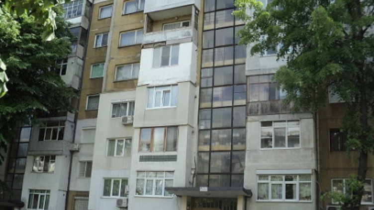 Съседи в евакуирания блок къртили носещи стени, разширявали се... 