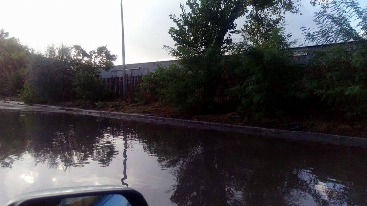 Крайезерният път във Варна е наводнен