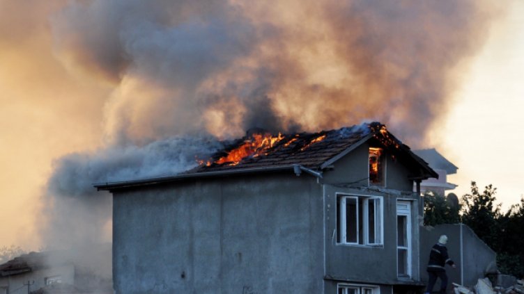 Възрастен мъж почина при пожар в дома си в Бургас