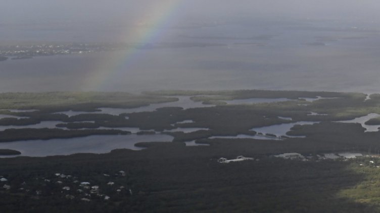 Дъга след урагана Ирма, преминал през Флорида Кийс, където ситуацията е най-тежка Снимка: БТА/Дир.бг