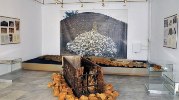 Уникален дървен саркофаг на 2500 г. в Белица