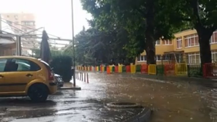 Кратък порой отново наводни Варна (СНИМКИ/ВИДЕО)