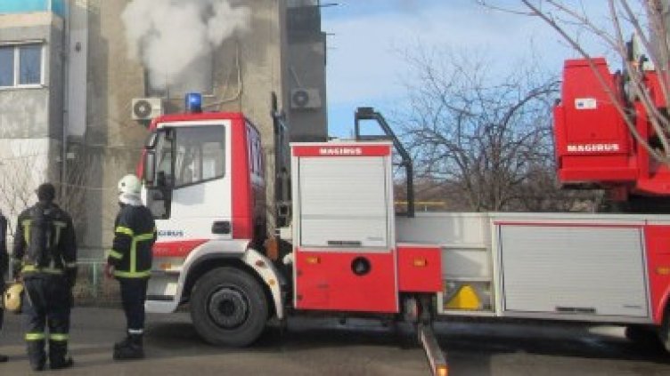 Двама души са обгазени след пожарa в "Младост"