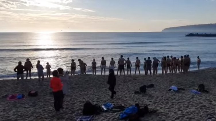 Десетки варненци посрещнаха 2021 на плажа и се къпаха в морето (ВИДЕО)