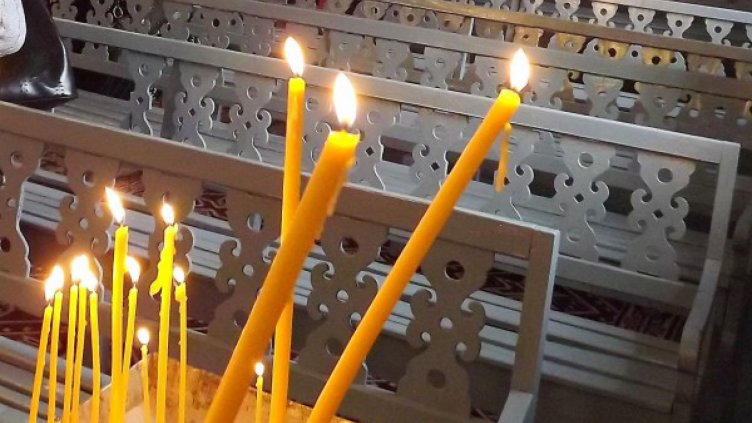 Наказват монаси заради непристойно поведение