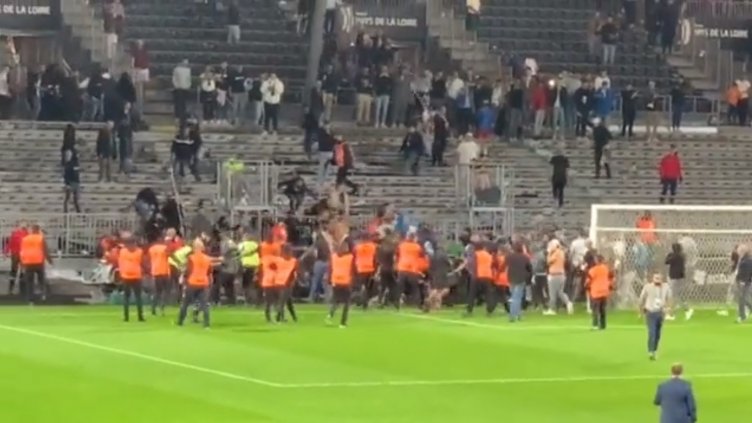 Фенове се млатиха на мач във Франция (ВИДЕО)