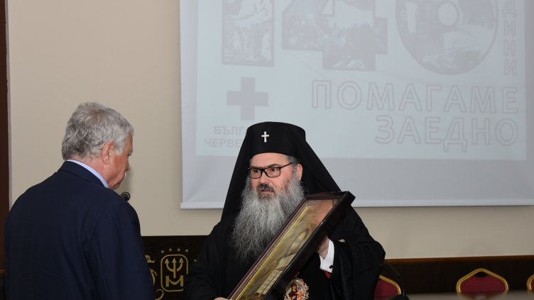 Варненският и Великопреславски митрополит Йоан  подари икона на председателя на областния съвет на БЧК Илия Раев по повод празника. Снимка Пламен Гутинов