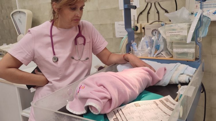 Подхвърлиха бебе на улица в Айтос