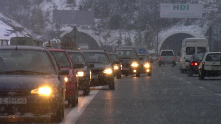 Снегът предизвика катастрофи в цялата страна