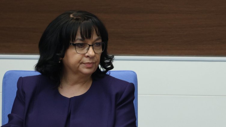 Петкова отговори на Радев и го обвини за дупка от 18 млрд. в бюджета