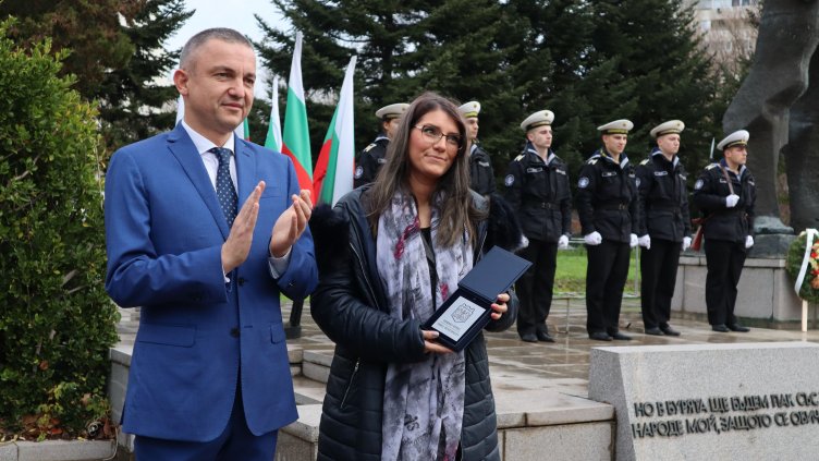 Варна отбеляза 112 години от рождението на Вапцаров (СНИМКИ)