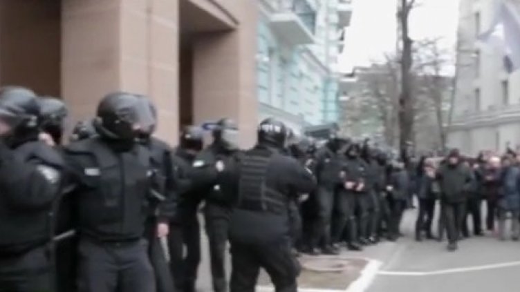 Палатки и запалени гуми в центъра на Киев