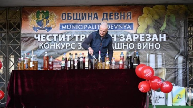 Девненци празнуваха Трифон Зарезан и мериха майсторството си в конкурс за домашно вино