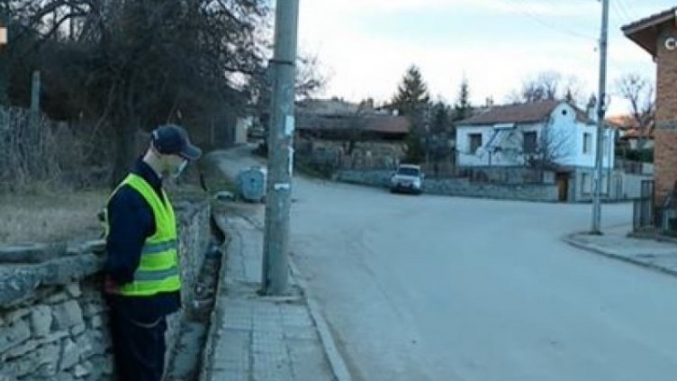 Манекен, пременен като катаджия, стряска шофьорите