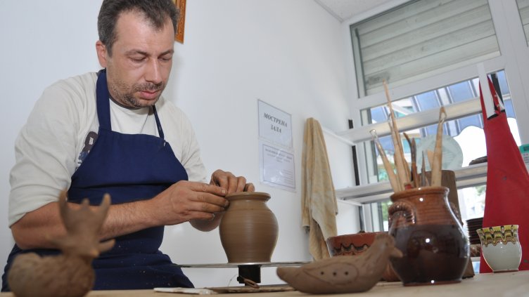 Павел Мильов, грънчар: Трябва да пазим традициите и ценностите си, иначе и в чужбина няма да ни уважават