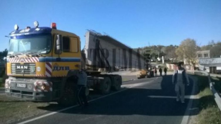 Влекач изсипа гигантски 50-тонен панел на пътя