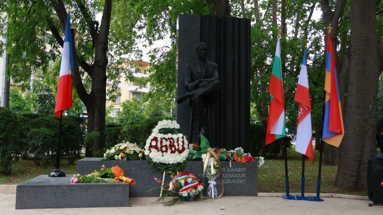 Почетоха паметта на Шарл Азнавур във Варна