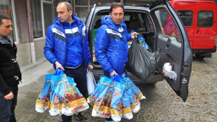 "Соколите" зарадваха деца с подаръци (ГАЛЕРИЯ)