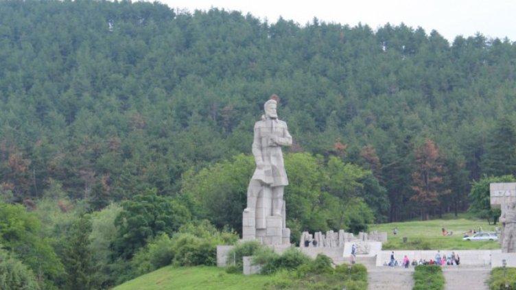 Започна дългоочакваният ремонт на паметника на Ботев в Калофер