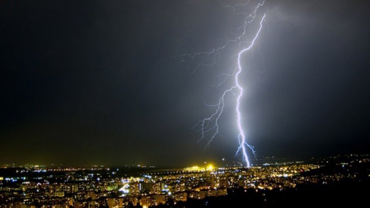 Жълт код за гръмотевични бури във Варненска област през нощта