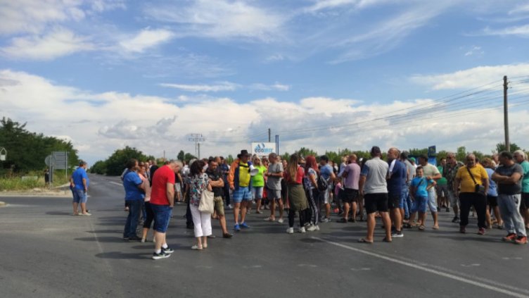 Земеделци блокираха пътя Карлово - Пловдив