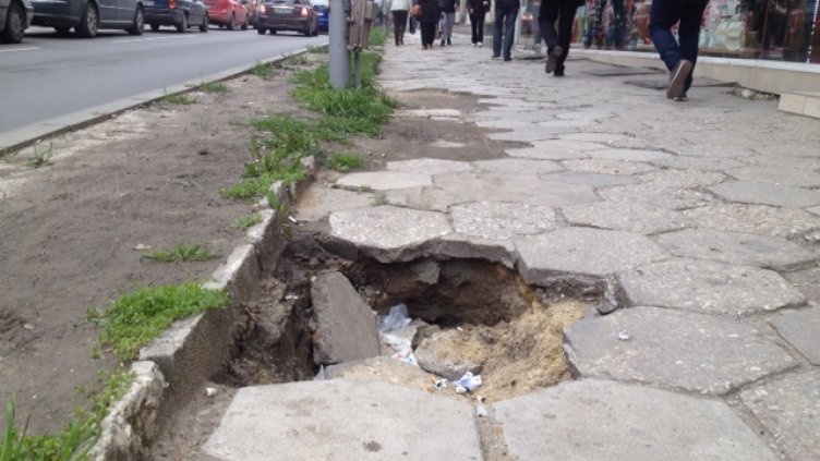 Възстановяват тротоара до Младежкия дом