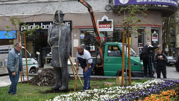 Откриват паметник на кмета Иван Церов в центъра на Варна (СНИМКИ)
