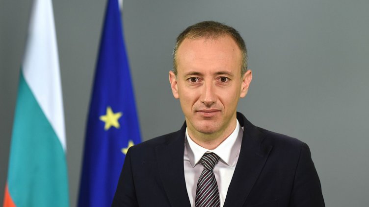 Красимир Вълчев, министър на образованието: Намаляват гимназистите, които отиват да учат в чужбина