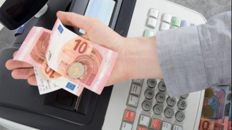 Българите все по-често обменят валута