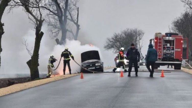 Кола лумна на пътя край Добрич