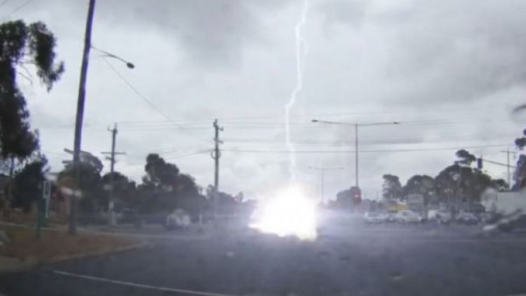 Когато в буря мълния порази кола – какво ли става? Вижте СНИМКИТЕ