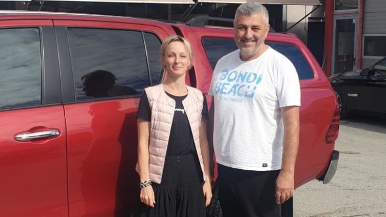 Варненец "изми" срама на съгражданите си, като изчисти украинските коли, надраскани със спрей