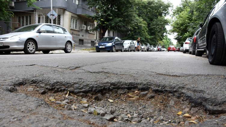 Огромни дупки зейнаха на бул. „Чаталджа“ във Варна