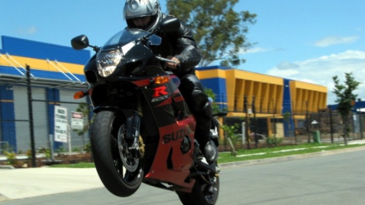 37-годишен мотоциклетист се потроши заради отнето предимство