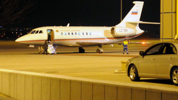 "Куцият" фалкон носи огъня от Божи гроб