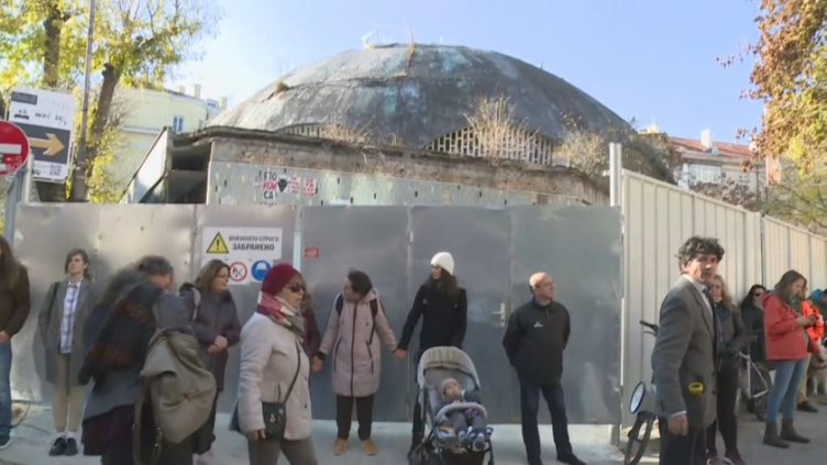 Варненци протестираха срещу събарянето на баня "Гъбата"