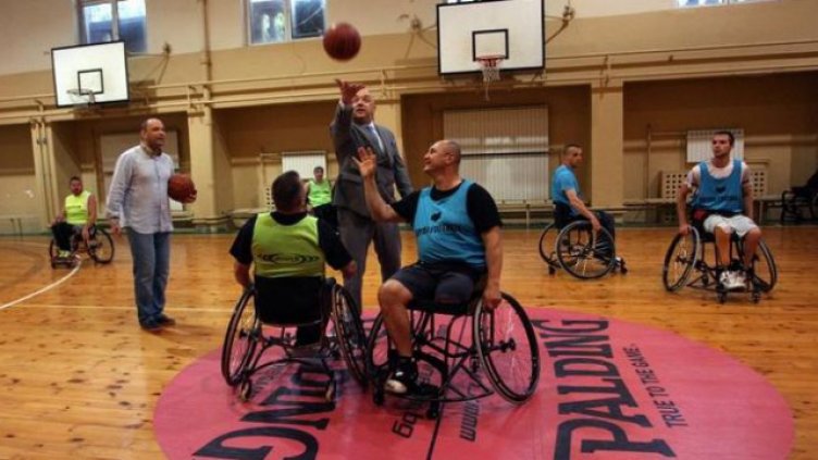 Започна първото ДП по баскетбол в колички