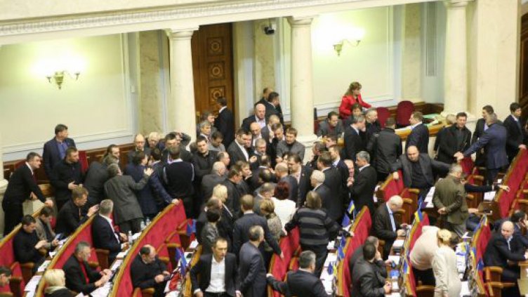 Украински депутат удари колежка с бутилка
