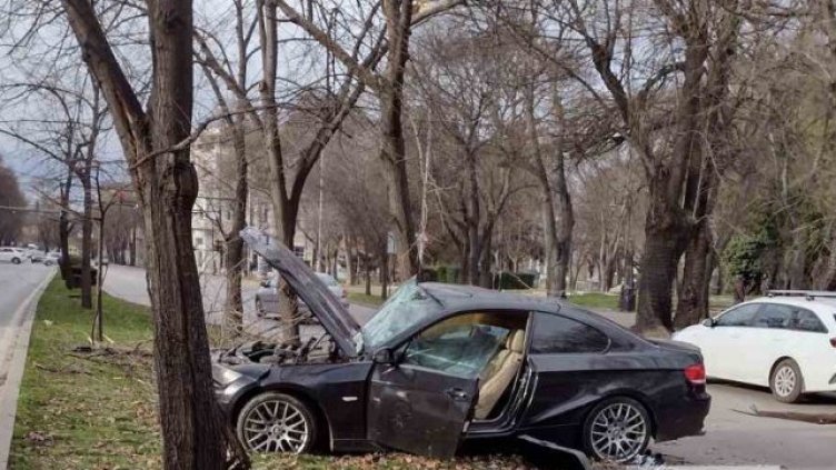 Дрогиран с БМВ се заби с колата си в дърво пред сградата на община Варна