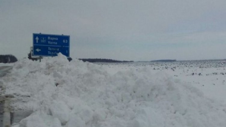 Снежен капан в половин България: Къде има тапи 