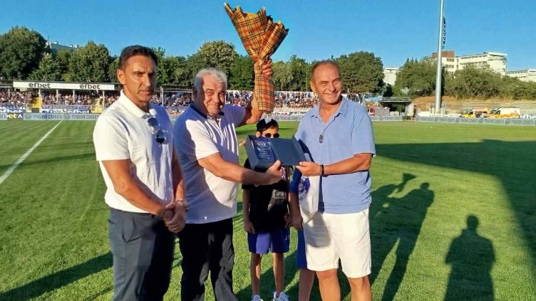 Спартак и Черно море наградиха юбиляря Иван Петров