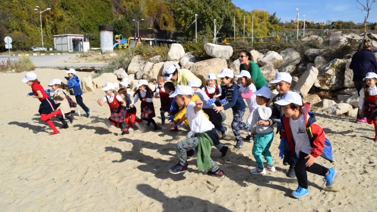 Деца почистиха Офицерския плаж във Варна