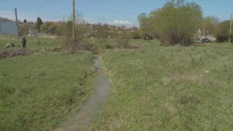 Затлачено дере в аксаковското село Куманово плаши с наводнение