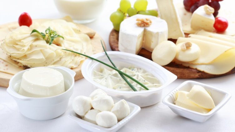 Предлагат на отделни щандове млечните и имитиращите ги продукти