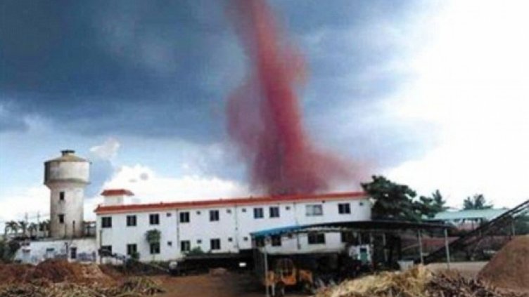 Червено торнадо бушува в Китай