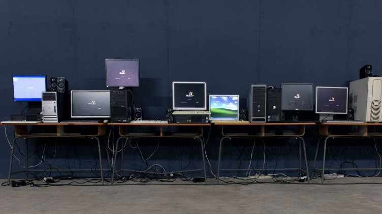 Компютрите в училищата в Добрич -  с приложение за хора с далтонизъм